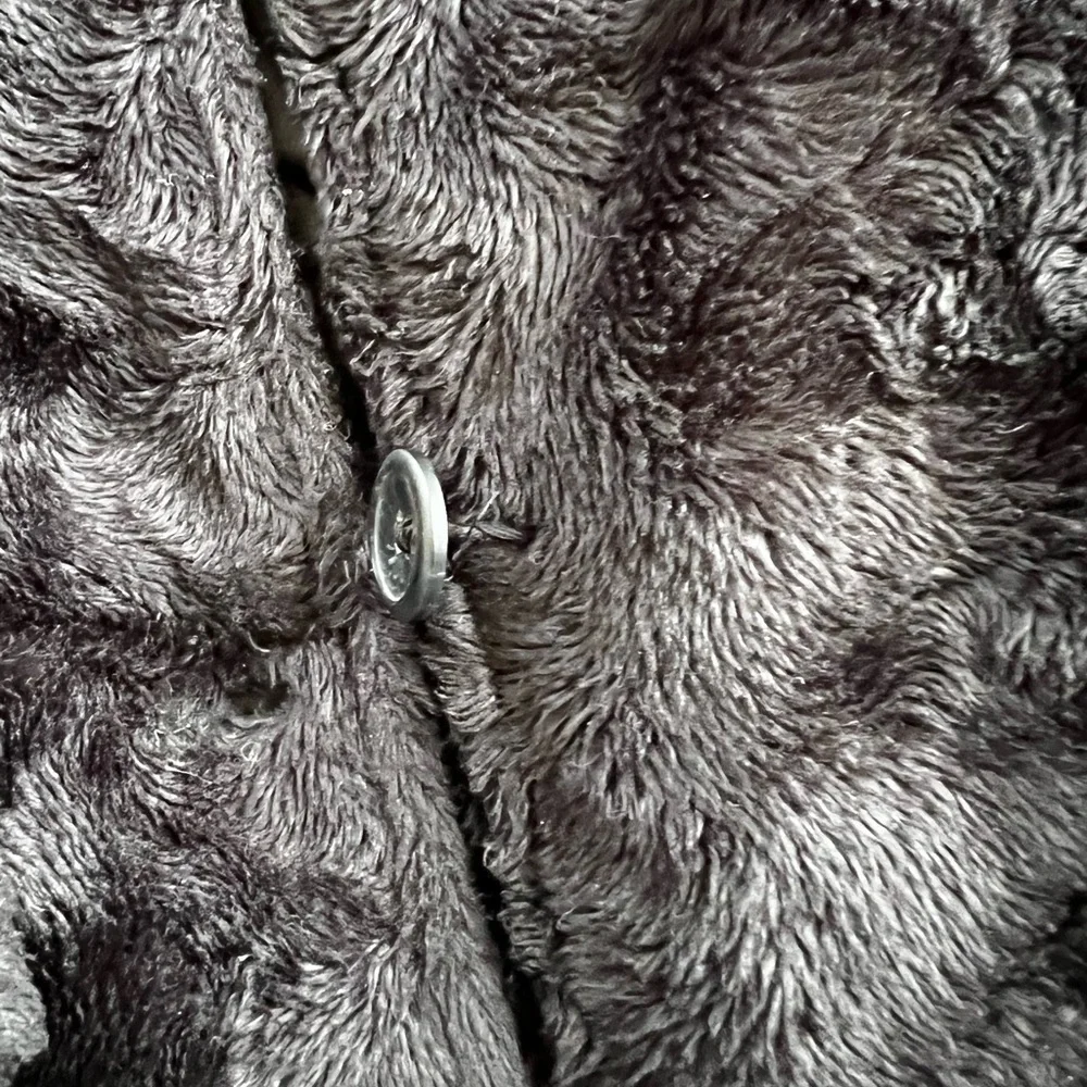 Women’s long heavy black coat. No tags for brand or size. Fits like a xs/small - Picture 7 of 7